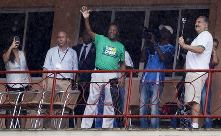 Brazilian football great Pele waves before a soccer game between Cuba's national team and New York Cosmos team in Havana June 2, 2015. REUTERS/Enrique de la Osa
