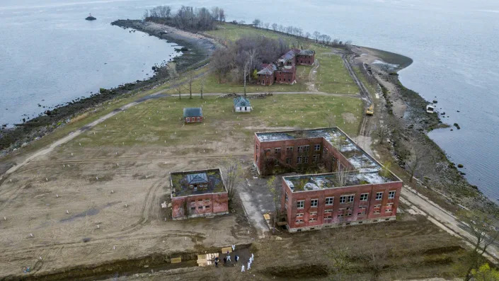 Bodies being buried on Hart Island