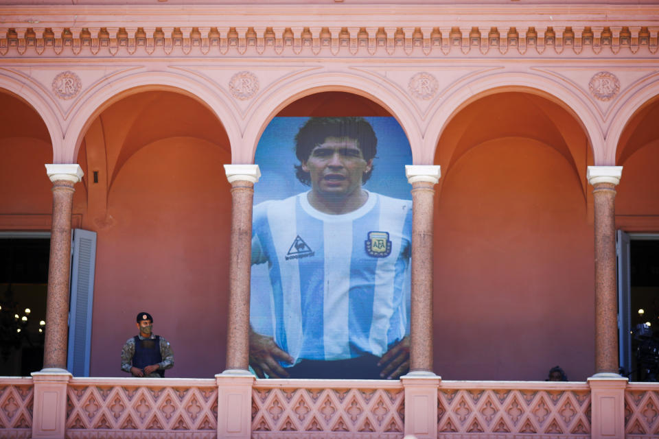 Un cartel gigante de Diego Maradona se exhibe en un balcón del palacio presidencial conocido como la Casa Rosada, en Buenos Aires, Argentina, el jueves 26 de noviembre de 2020. (AP Foto/Marcos Brindicci)