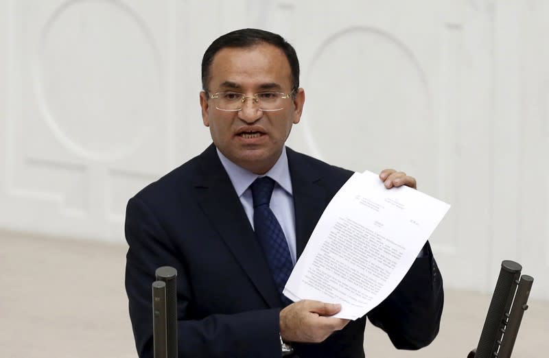 Le vice-Premier ministre turc, Bekir Bozdag (photo), a estimé vendredi que l'appui apporté par la France aux miliciens turcs opérant en Syrie s'apparentait clairement à un soutien du terrorisme. /Photo d'archives/REUTERS/Umit Bektas