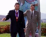 FOTO DE ARCHIVO-El general Colin L. Powell (izquierda), con el Premio Ronald Reagan a la Libertad 1993, camina con el ex presidente Ronald Reagan después de posar para los fotógrafos