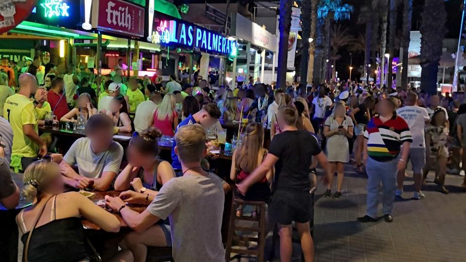 Dichtes gedränge herrscht am vergangenen Freitag auf der «Bierstraße». Hunderte Urlauber aus Deutschland sollen am Ballermann auf Mallorca Party gemacht haben, ohne sich um die derzeit in Spanien geltenden Corona-Regeln zu scheren.