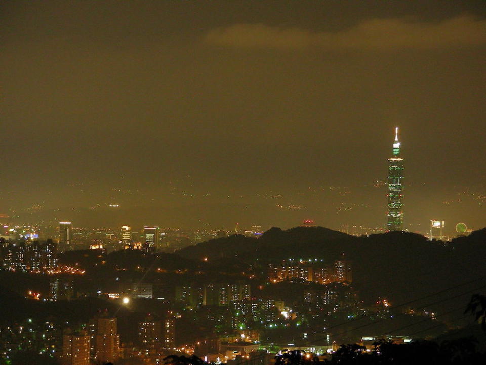 山上便可瞭望整個台北(Photo via Wikimedia by Alex S.H. Lin, License: CC BY 2.0，圖片來源：https://zh.wikipedia.org/wiki/File:Night_view_from_MaoKong.jpg)
