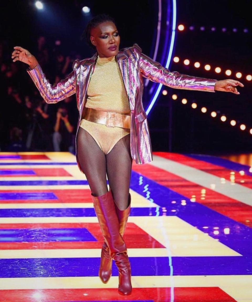 Grace Jones para Tommy x Zendaya en París. Foto: <a href="https://twitter.com/Zendaya/status/1102288040452591616" rel="nofollow noopener" target="_blank" data-ylk="slk:Twitter/Zendaya;elm:context_link;itc:0;sec:content-canvas" class="link ">Twitter/Zendaya</a>