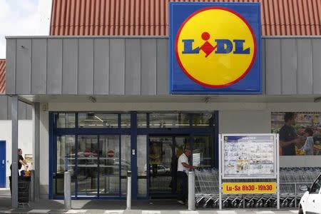 A customer takes a caddy outside a Lidl store in Saint Sebastien-sur-Loire near Nantes, June 16 2011. REUTERS/Stephane Mahe