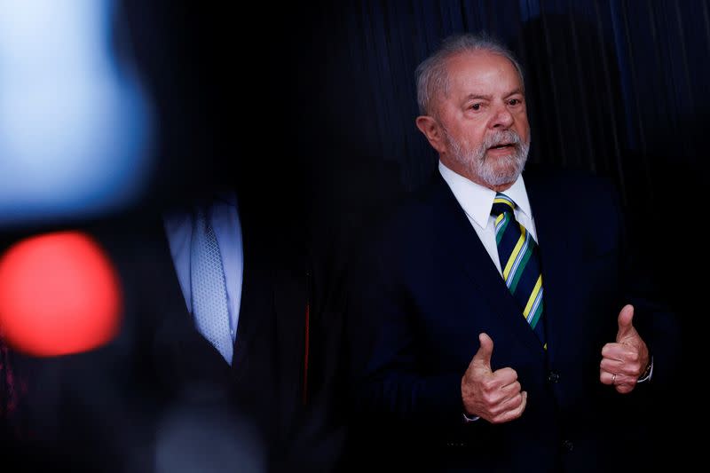 El ex presidente y candidato presidencial de Brasil, Luiz Inácio Lula da Silva, en la ceremonia de investidura del nuevo presidente del Tribunal Superior Electoral en Brasilia