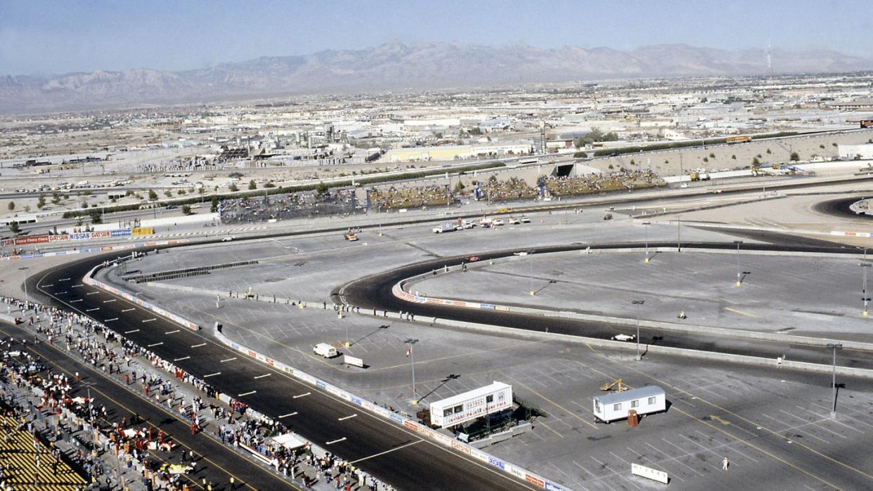 1981 las vegas grand prix caesars palace, las vegas, nevada, usa 15 17 october 1981 the temporary pits and circuit in the car park of the caesars palace hotel and casino world copyright lat photographic ref 35mm transparency 81lv20