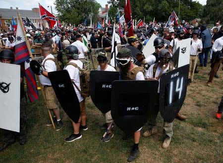 Miembros de grupos nacionalistas blancos sostienen escudos mientras se enfrentan a un grupo de contramanifestantes en Charlottesville, Virginia, Estados Unidos. 12 de agosto, 2017. REUTERS/Joshua Roberts