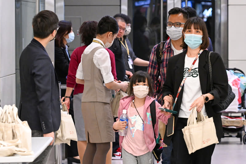 星宇航空因調度等問題，導致旅客6日夜宿東京成田機場，7日派機赴日接回旅客，下午返抵桃園國際機場，有地勤人員在民眾下機後發送鳳梨酥致意。（中央社）