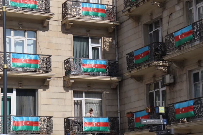 Azerbaijani flags hang from balconies in the capital. Hannah Wagner/dpa