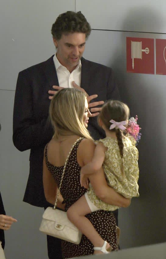 Pau Gasol cn su mujer Cat McDonnell y su hija