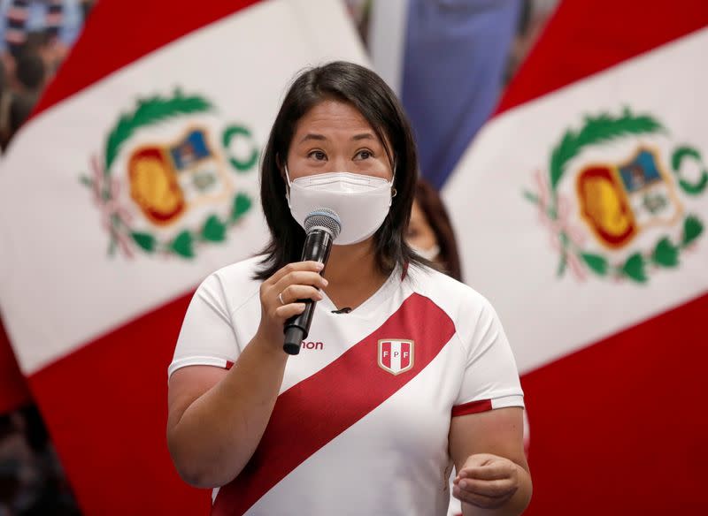 FOTO DE ARCHIVO: La candidata presidencial de derecha de Perú Keiko Fujimori, quien se enfrentará al candidato socialista opositor Pedro Castillo en una segunda vuelta el 6 de junio, se dirige a los medios de comunicación en Lima, Perú, el 8 de mayo de 2021.