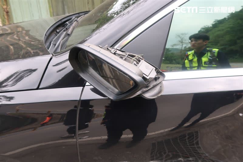張男的賓士車照後鏡損毀。（圖／翻攝畫面）