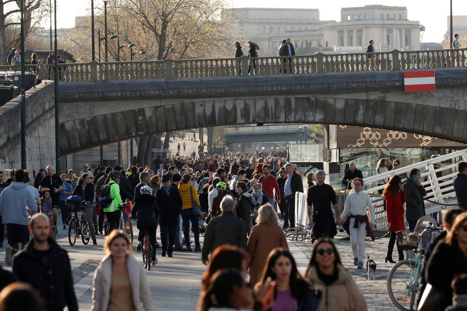 People enjoy a sunny sunday on the Seine river banks after France's Prime Minister announced to close most all non-indispensable locations, cafes, restaurants, cinemas, nightclubs and shops as France grapples with an outbreak of coronavirus disease (COVID-19), in Paris, France, March 15, 2020. REUTERS/Gonzalo Fuentes