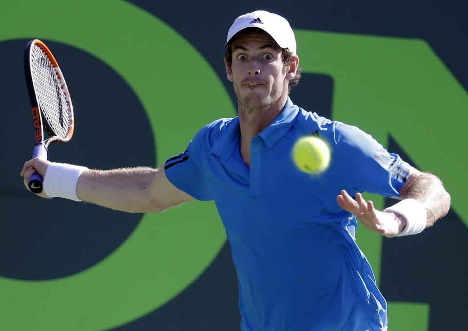 El británico Andy Murray, devuelve la pelota al francés Jo-Wilfried Tsonga, durante el Masters de Miami, el martes 25 de marzo de 2014 (AP Foto/Lynne Sladky)