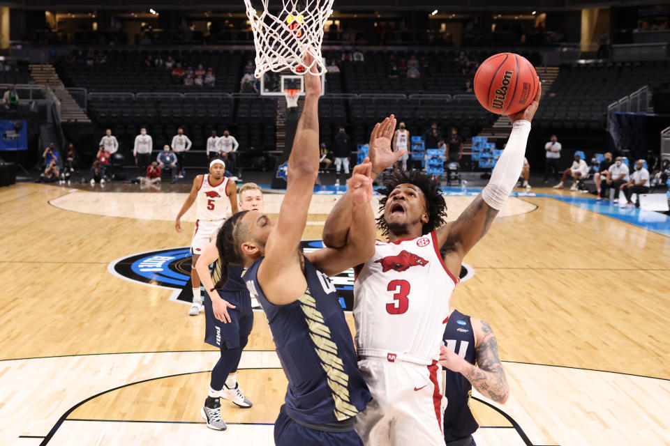 Arkansas guard Desi Sills attempts to shoot over Kevin Obanor of Oral Roberts during the first half on March 27. (Jamie Squire/Getty Images)