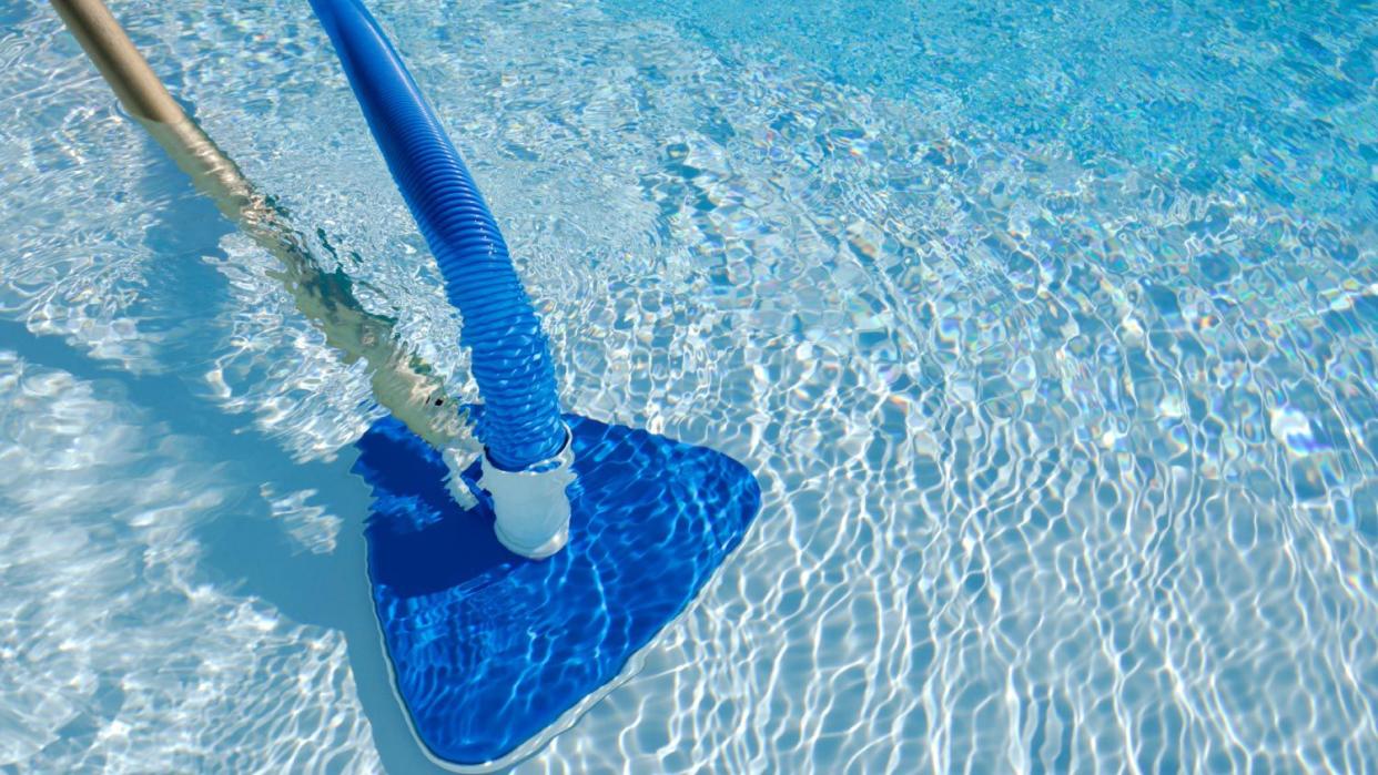 Pool cleaning in operation in a swimming pool