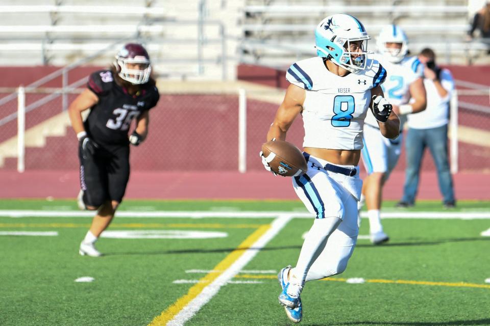 Keiser's Michael Robinson carries the ball during the Seahawks' national quarterfinal win against Grand View University on Nov. 26 in Sioux City, Iowa.