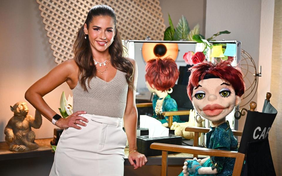 Nach dem Sieg bei "The Masked Singer" wollte Sarah Lombardi als Jury-Mitglied in der SAT.1-Show "Pretty in Plüsch - die schrägste Gesangsshow Deutschlands" den nächsten Quotenhit landen. Doch die Gesangsduette von Stars gemeinsam mit Puppen kamen beim Publikum nur mäßig an. Trotz Promi-Kandidaten wie Melanie C. und Jürgen Drews fand die Show ein vorzeitiges Ende. (Bild: SAT.1 / Julian Essink)