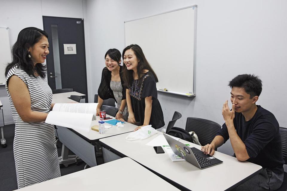 在早稻田大學國際學術院的研討班上，陳天璽（左1）正在跟各國留學生們用英文討論移民主題的報告。