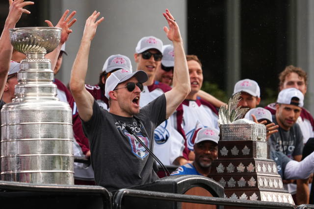 Colorado Avalanche live it up as they celebrate Stanley Cup title at parade  - ESPN