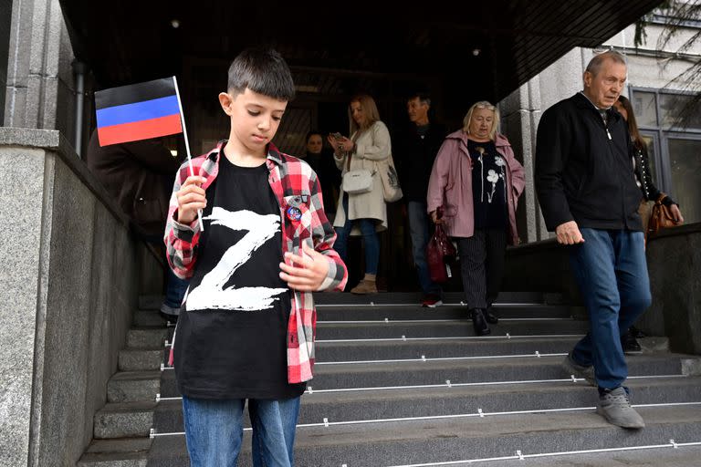 Un niño con una remera con la letra "Z", la insignia táctica de las tropas rusas en Ucrania, en la entrada de la Embajada de la República Popular de Donetsk (DNR) en Moscú el 23 de septiembre de 2022.