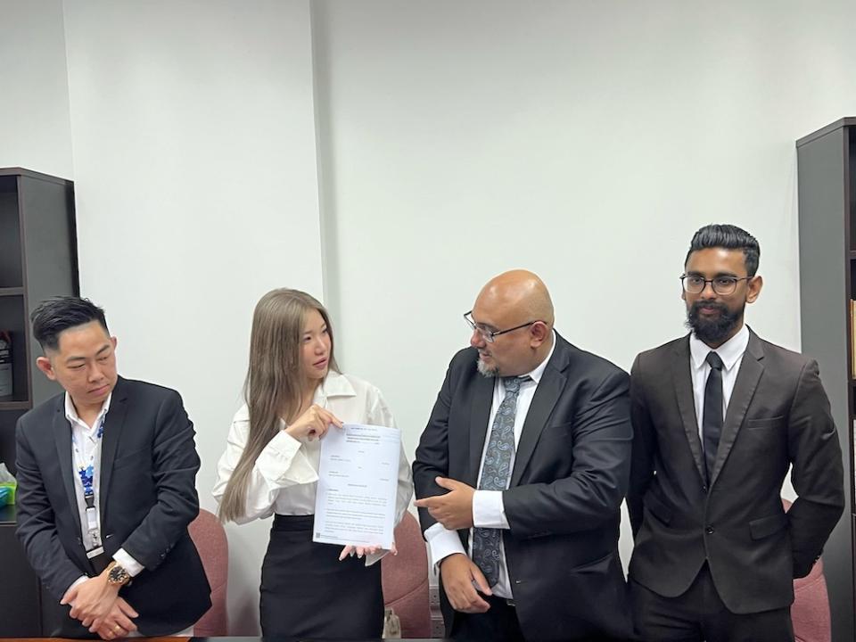 Siew Pui Yi and her lawyer K. Mahendren (right) at the press conference. Picture by Opalyn Mok 