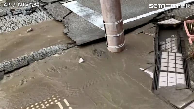 能登地區多處房屋受損、倒塌。（圖／AP／NTV授權）