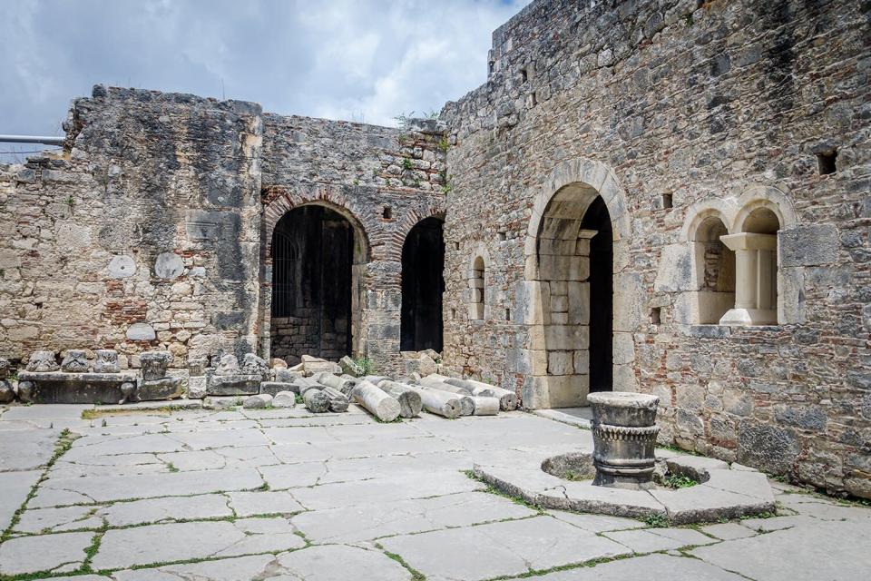 Antalya, Türkiye'nin güneyindeki Demre kentindeki antik Yunan arkeolojik Saint Nicholas tapınağı.