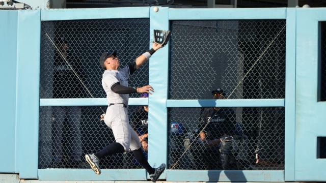 Yankees' Aaron Judge gets concerning injury update after crashing into  Dodger Stadium wall