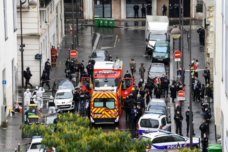 Des policiers et légistes sur les lieux d'une attaque à l'arme blanche près des anciens locaux de Charlie Hebdo, le 25 septembre 2020 à Paris - Alain JOCARD © 2019 AFP