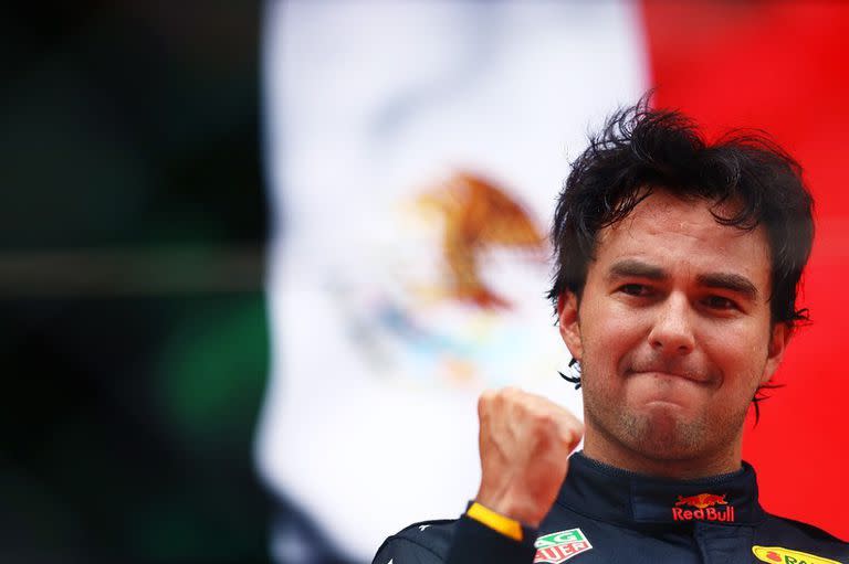 Checo Pérez celebra el triunfo en Mónaco con la bandera mexicana en lo más alto.