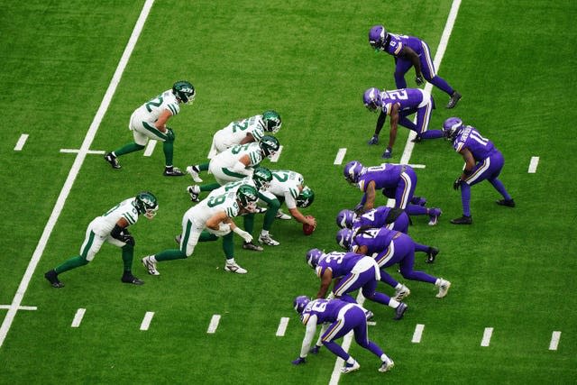 New York Jets and Minnesota Vikings players lining up