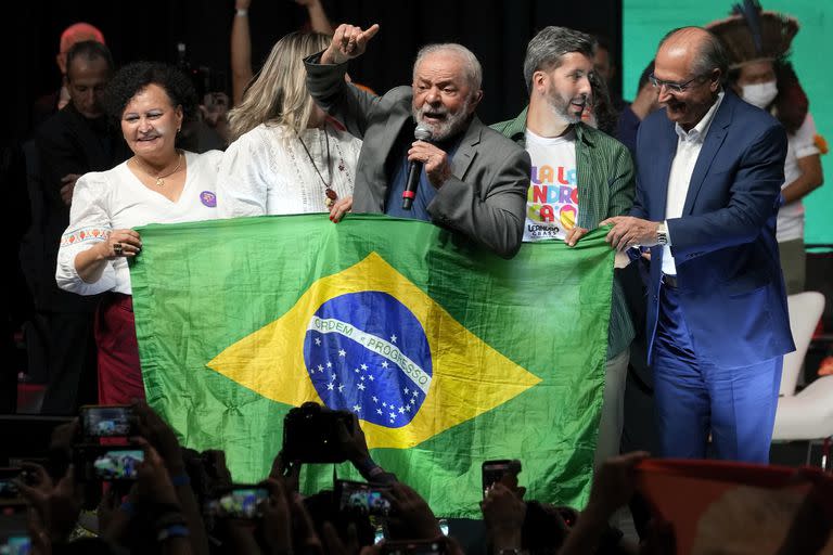 El expresidente brasileño y aspirante a la reelección Luiz Inacio Lula da Silva (al centro) habla durante un acto de campaña en Brasilia, el 12 de julio de 2022. (AP Foto/Eraldo Peres)