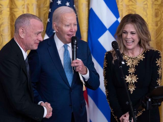 Tom Hanks, Joe Biden und Rita Wilson im Weißen Haus. (Bild: imago images/ZUMA Wire)