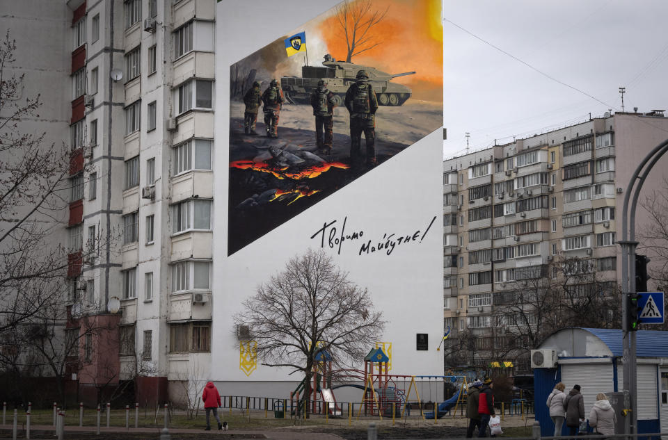 Un mural muestra a soldados voluntarios de la 3ra Brigada de Asalto para honrar la memoria de su compañero Serhiy Mashovets, en un edificio residencial de Kiev, Ucrania, el 1 de febrero de 2024. Mashovets murió durante la defensa de la capital en 2022. Era un activista ecologista que quería crear un parque natural en el distrito de la ciudad donde nació. (AP Foto/Efrem Lukatsky)