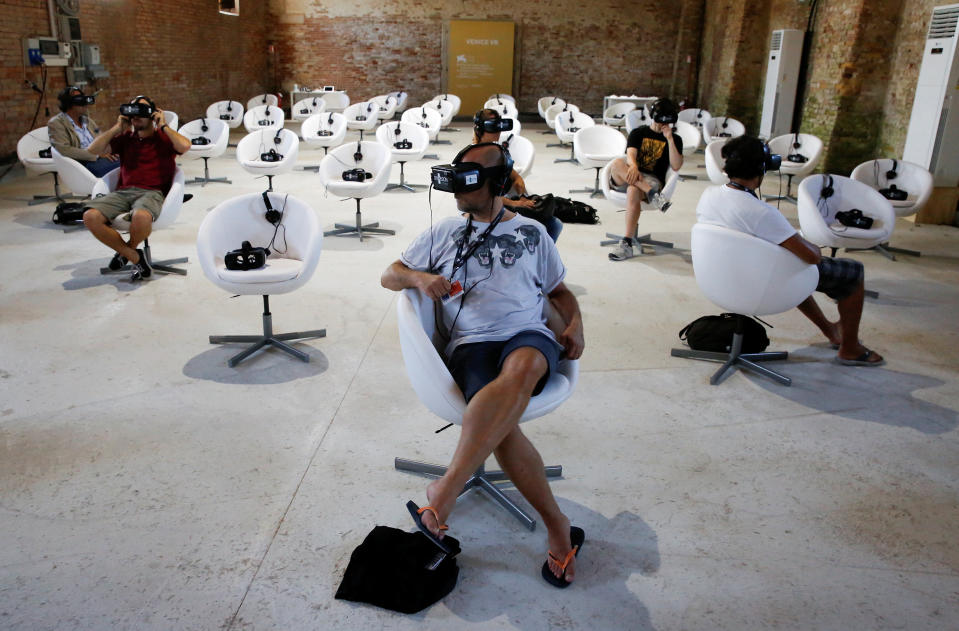 <p>Am Tag vor der Eröffnung der 74. Filmfestspiele von Venedig testen einige Leute Virtual-Reality-Brillen aus. (Bild: REUTERS/Alessandro Bianchi) </p>