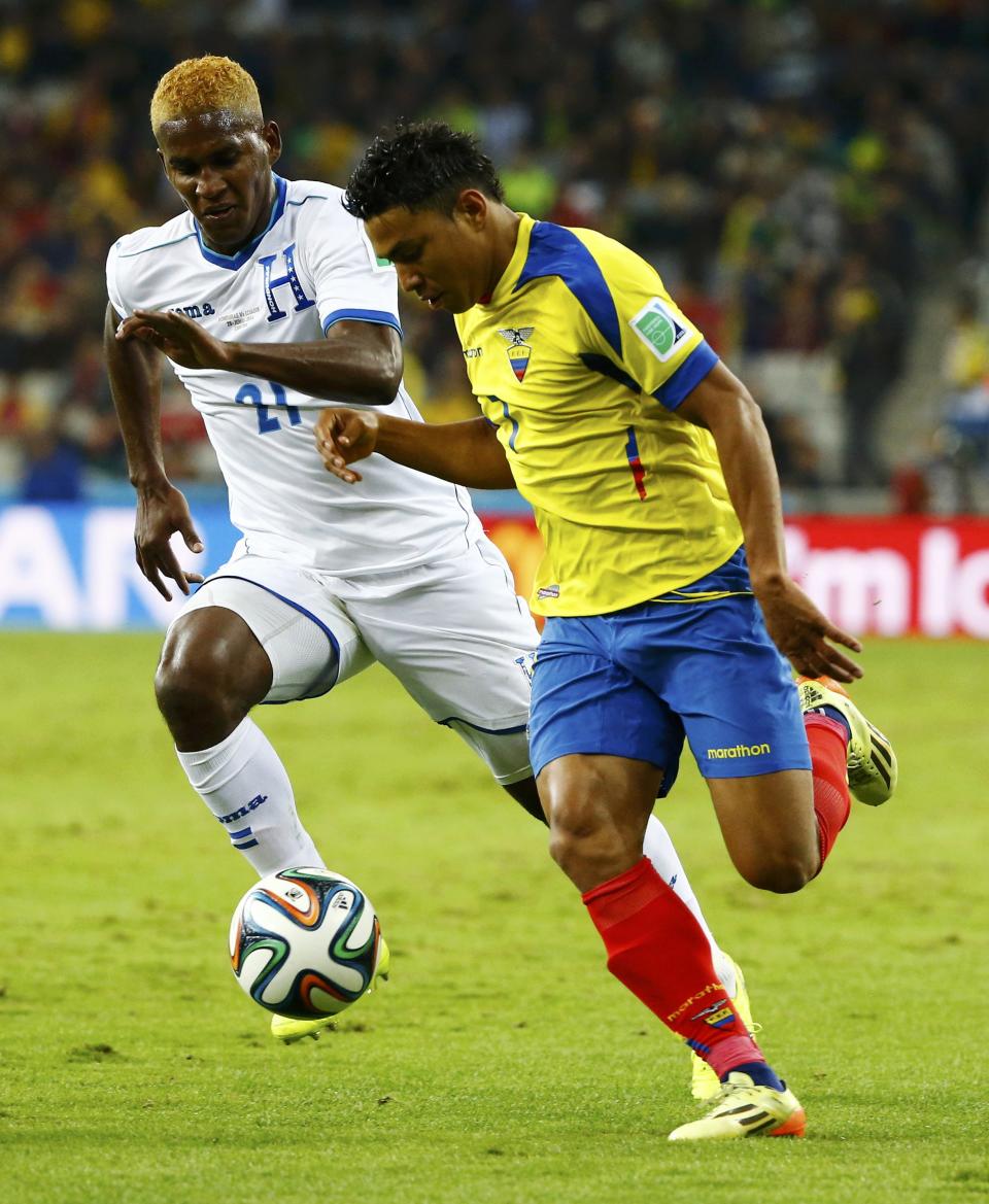 Brayan Beckeles of Honduras (L) fights for the ball with Ecuador's Jefferson Montero during their 2014 World Cup Group E soccer match at the Baixada arena in Curitiba June 20, 2014. REUTERS/Stefano Rellandini (BRAZIL - Tags: SOCCER SPORT WORLD CUP)