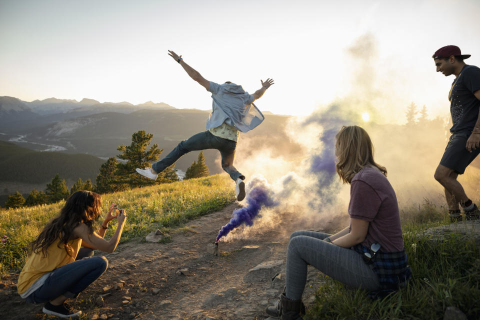 Diese Jugendlichen sind ganz gechillt am Cornern. (Symbolbild: Getty Images)