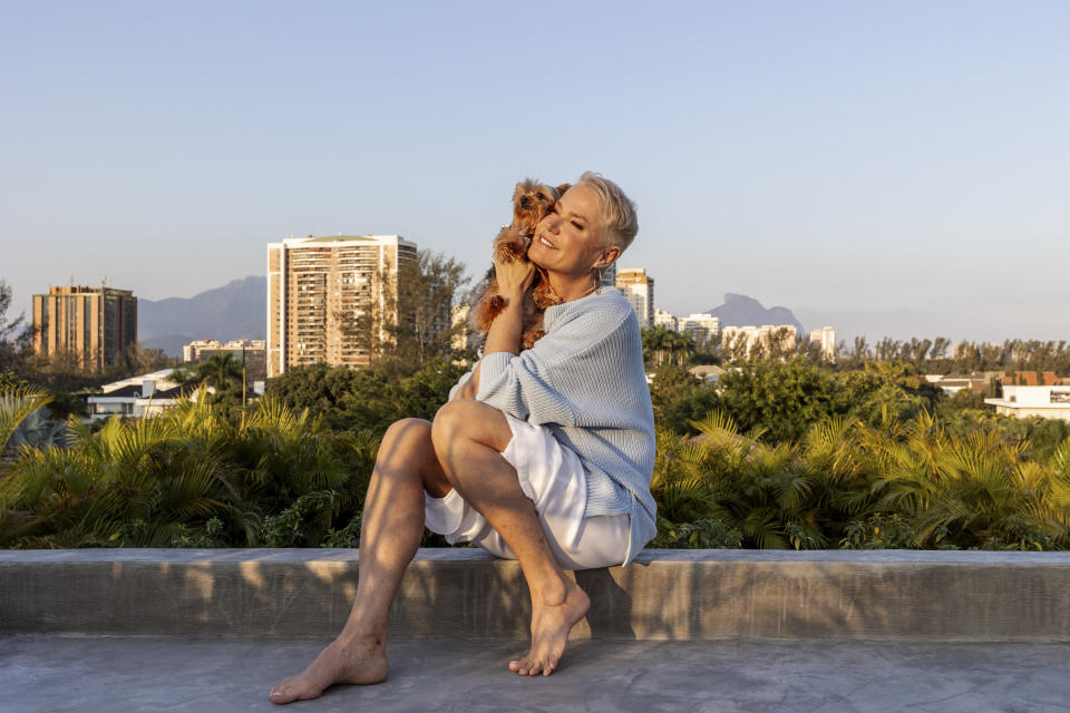 Xuxa en casa con dos de sus mascotas. (Maria Magdalena Arrellaga/The New York Times)