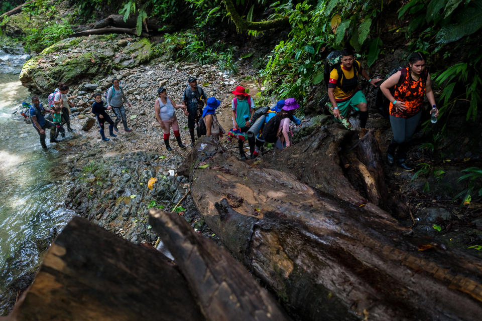 Migrantes ecuatorianos suben por un camino rocoso en la salvaje y peligrosa jungla del Darién Gap, Colombia, el 20 de noviembre de 2022.  / Crédito de la foto: Jan Sochor/Getty Images