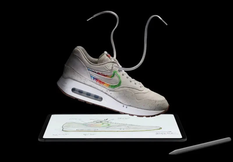 ▲執行長庫克（Tim Cook）腳上的「Nike Air Max 1 ’86」球鞋竟成蘋果春季發表會上的最大彩蛋。（圖／擷取自外媒Hypebeast）
