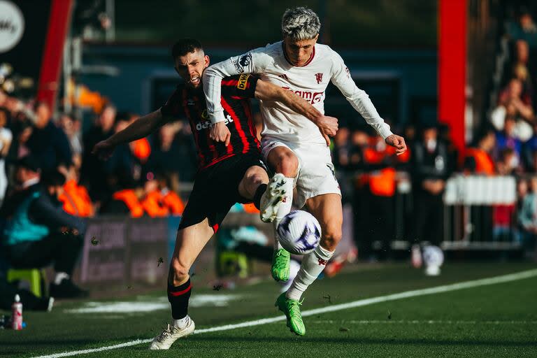 Alejandro Garnacho fue reemplazado después del primer tiempo y eso molestó al delantero de la selección argentina. (Photo by Ash Donelon/Manchester United via Getty Images)