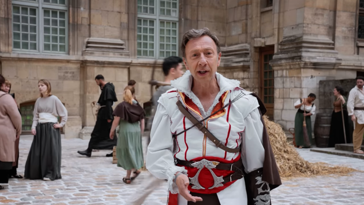 Stéphane Bern dans le costume du héros d’« Assassin’s Creed » dans la dernière vidéo YouTube de Cyprien.