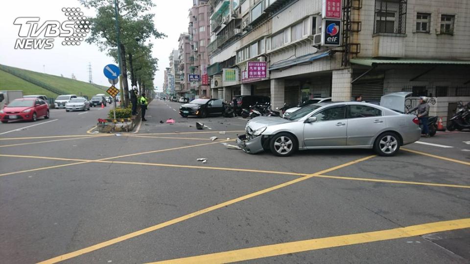 新北市蘆洲區發生重大車禍，2輛車不慎擦撞，事故波及1名12歲女童。(圖／TVBS)