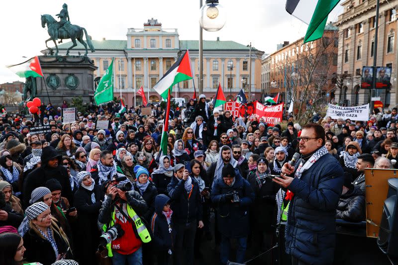 FOTO DE ARCHIVO-Manifestantes participan en una manifestación organizada por "Juntos por Palestina", en Estocolmo