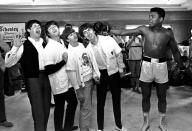 <p>Sie waren Giganten in ihrem Metier: Am 18. Februar 1964 trafen die Beatles in Miami Beach auf Boxlegende Cassius Clay, der sich später in Muhammad Ali umbenannte. Das Foto zeigt den Boxchampion, wie er dem Vierergespann Paul McCartney, John Lennon, Ringo Starr und George Harrison (v.l.) einen – nicht echten – Schlag verpasst. (Bild: AP Photo) </p>
