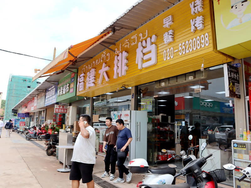 中國旅遊業一條龍模式再現寮國 寮國旅遊業者觀察，中國旅客來到永珍，所有的消費 幾乎都在中國城裡；台灣旅客較喜歡感受在地文化， 吃飯與住宿多會選擇當地業者。圖為永珍中國城一家 福建大排檔外的中國旅客。 中央社記者陳家倫永珍攝  113年7月9日 