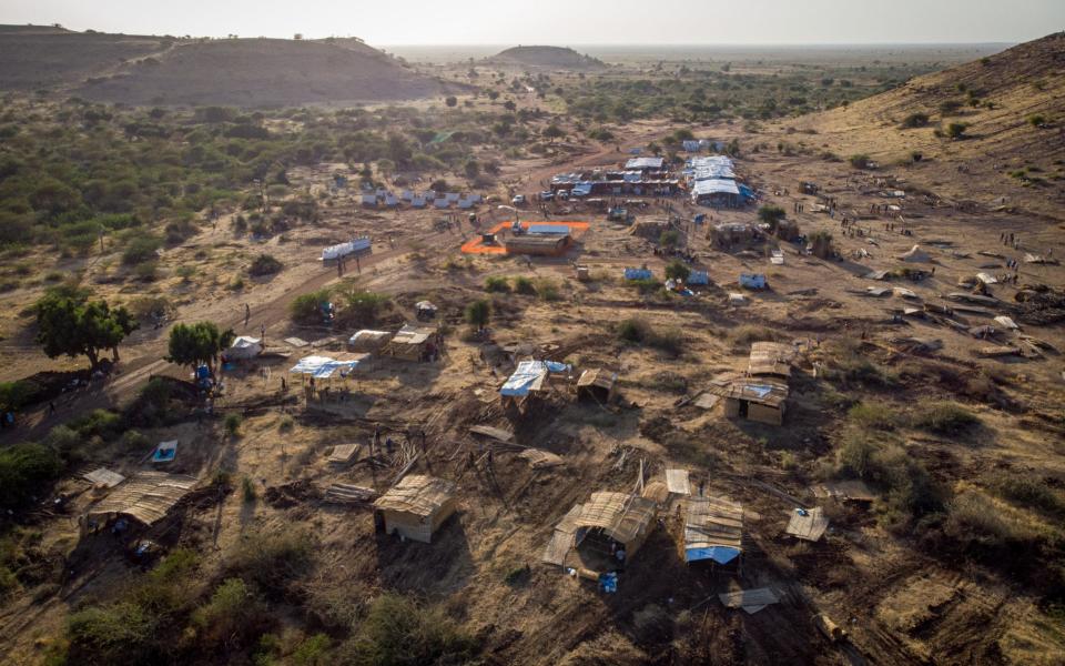 A few hours after this photo was taken, another 1,000 refugees arrived in the Um-Rakoba camp by bus - Joost Bastmeijer