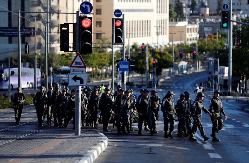 <p>Israeli border police secure the streets ahead of the funeral of former Israeli President Shimon Peres in Jerusalem on Sept. 30, 2016. (REUTERS/Amir Cohen)</p>